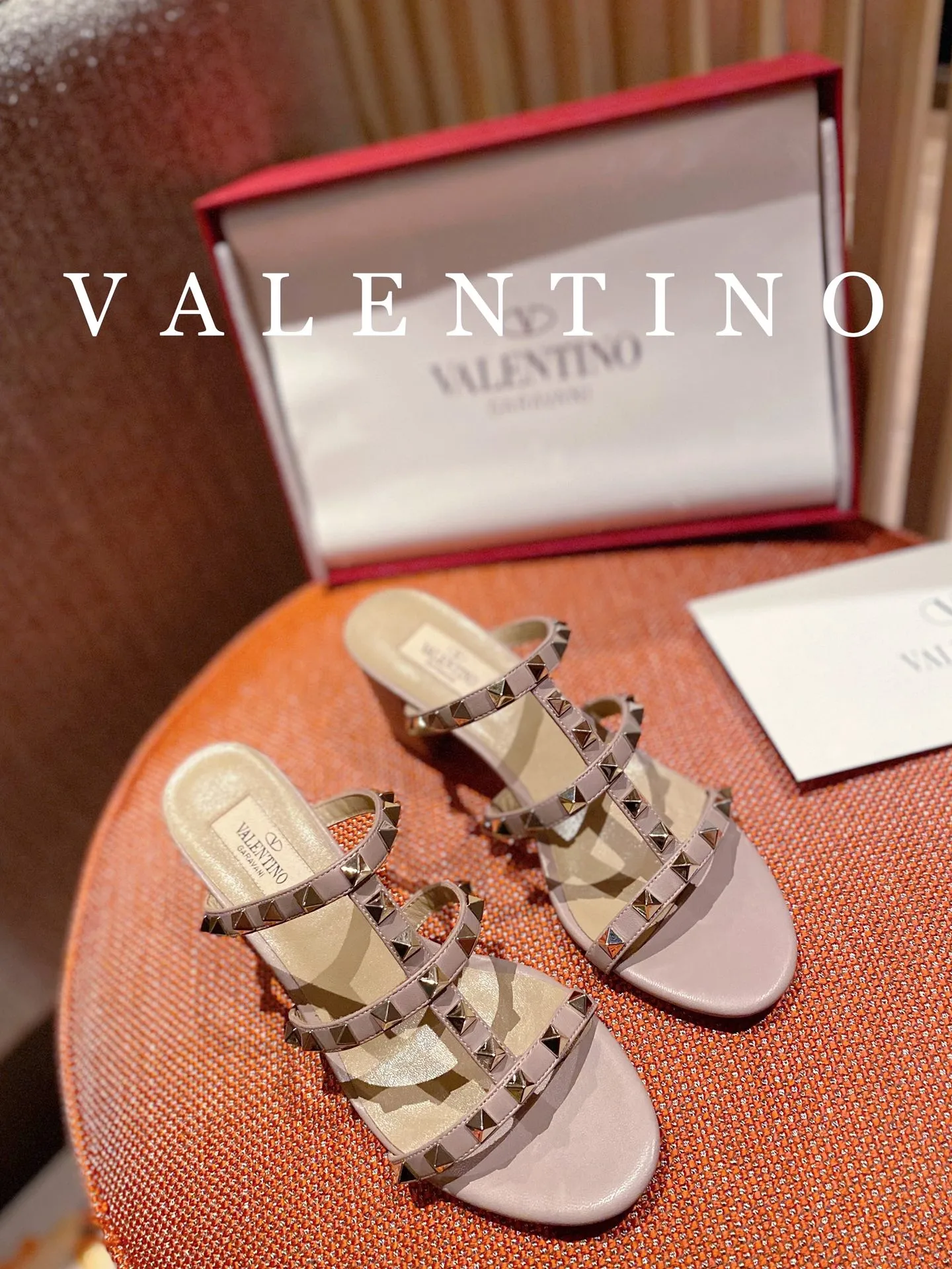 👟👟Ex-factory price 440🌈🌈 Women's shoes, women's clothing, high-end quality 𝑉𝐴𝐿𝐸𝑁𝑇𝐼𝑁𝑂 Valentino ♡ͥ | Level🔍 The classic King flip flops are also so beautiful. The textured hardware brings out a full sense of luxury. After putting it on my feet, I was shocked that my feet looked slimmer! The new season lives up to expectations! Worth buying ★Imported cowhide is absolutely high-grade ❥Original method is absolutely sensual ❥Elegant style creates a different feeling🙈 Simple temperament style!  ♡ show bdetails ———————————— ⊿▸: Size｜35-40 (customized at 40.41.42) ⊿▸: Material｜Imported cowhide ⊿▸: Material | Padded sheepskin ⊿▸: Material | Italian🇮🇹 genuine leather outsole ⊿▸: Heel height｜6cm